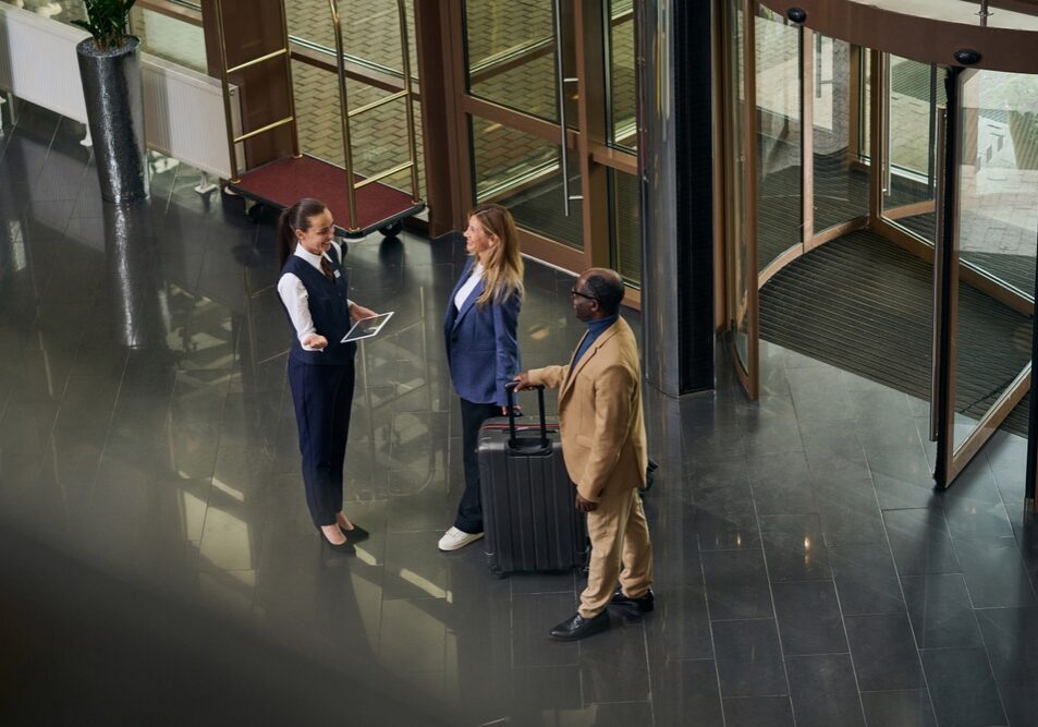 Manager,Meeting,Guests,In,The,Hotel