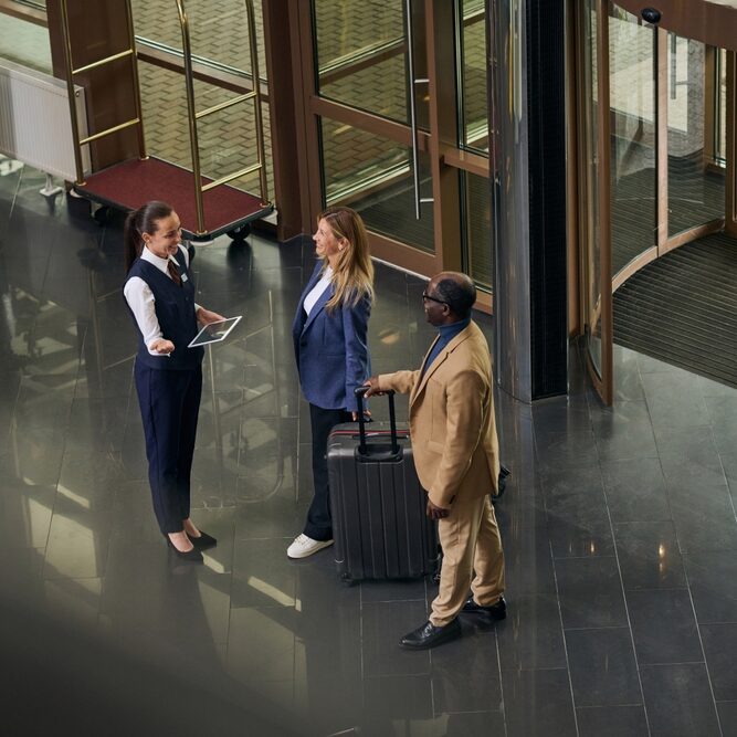 Manager,Meeting,Guests,In,The,Hotel